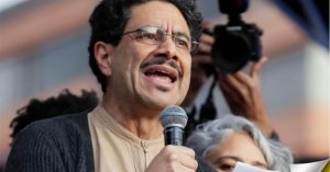 "Hipocresía decir que luchará contra la corrupción y no condenar esto": críticas a Cepeda por no rechazar fiesta en cárcel